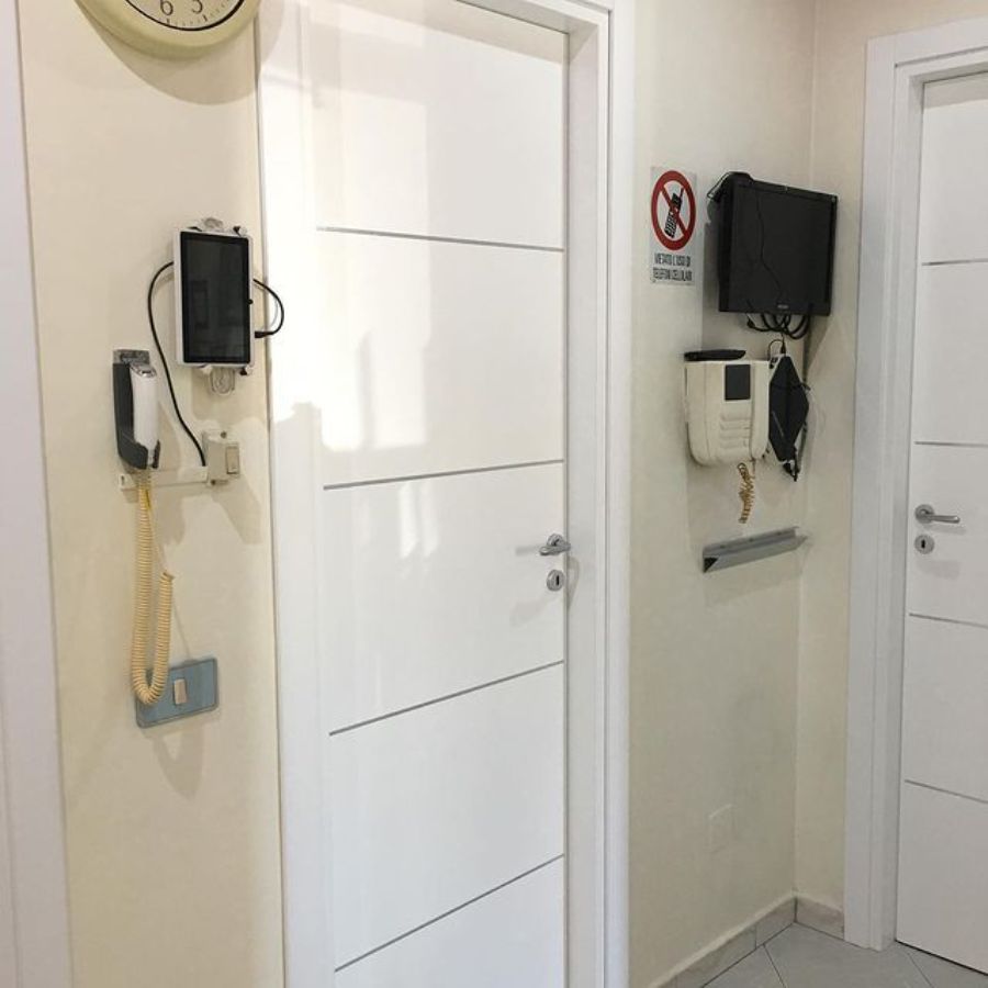 porta esterna in massello con griglia in ferro battuto