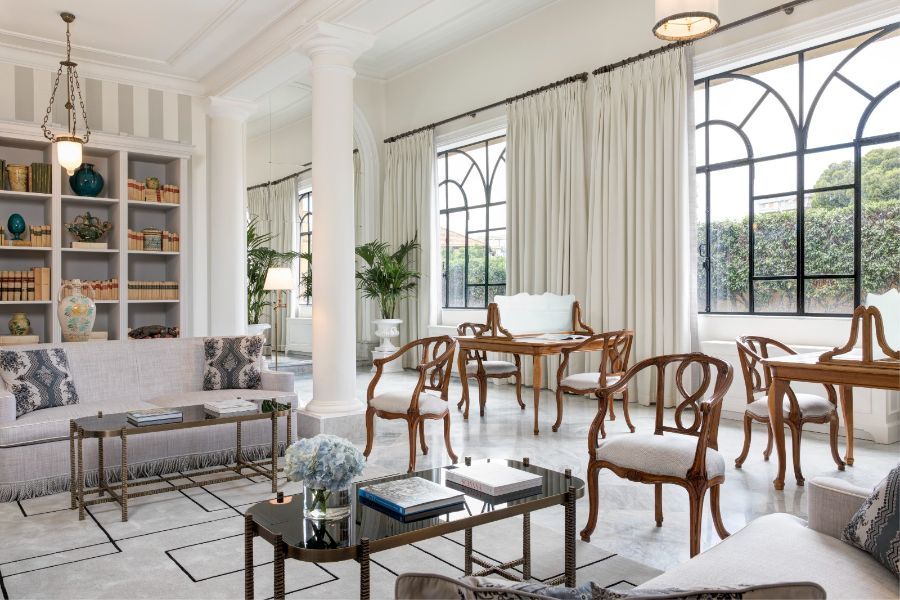 salotto con mobili pregiati in legno