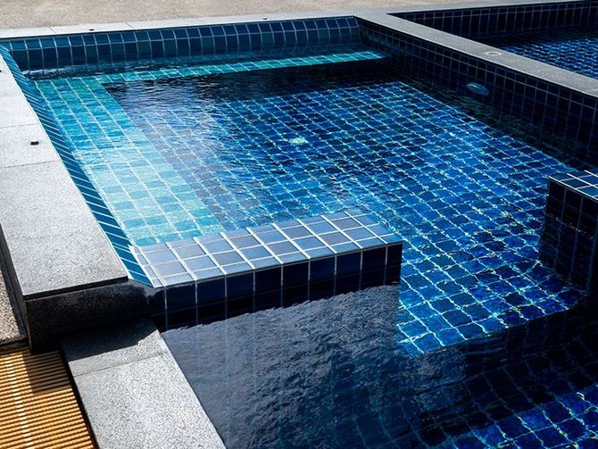 sitting zone in swimming pool 