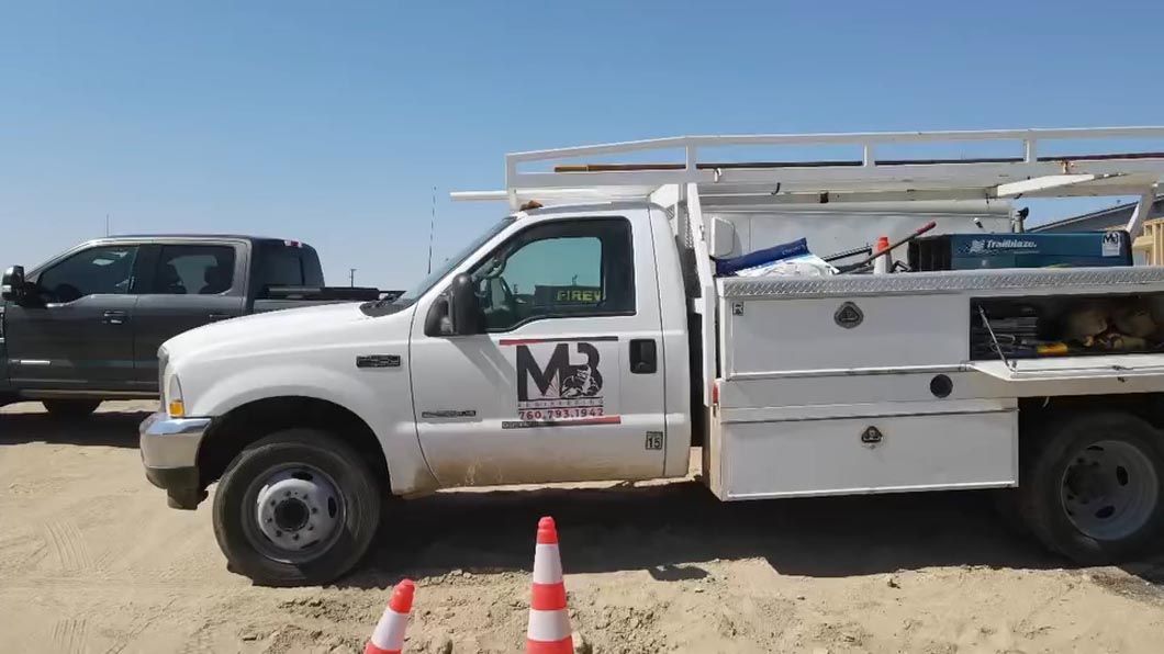 A white truck with the word mb on it