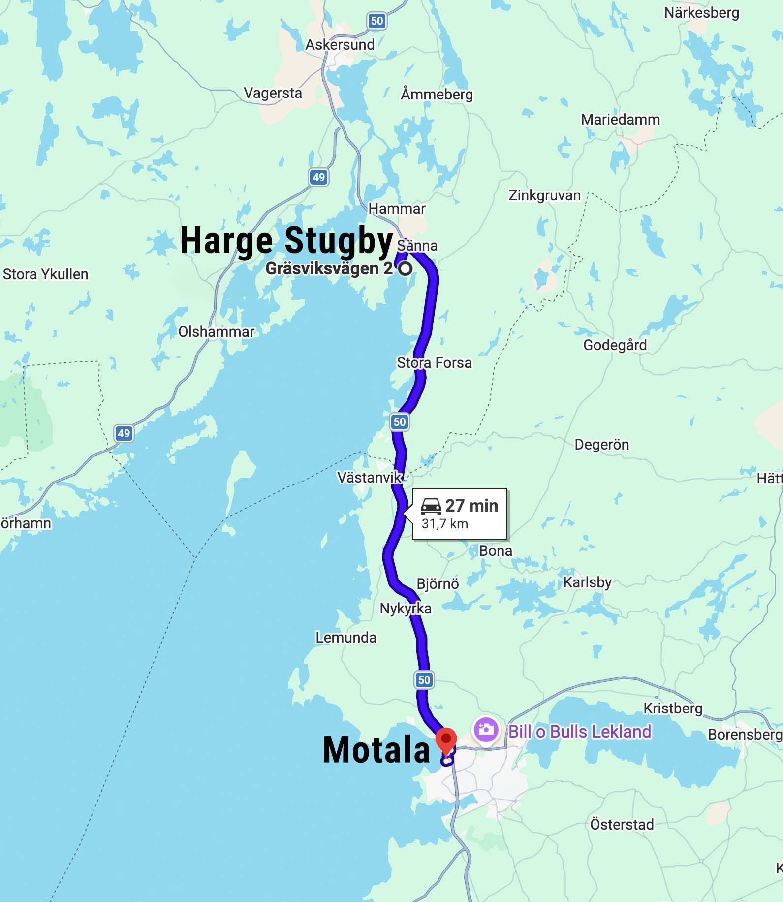 Stranden är långgrund och vattnet klart