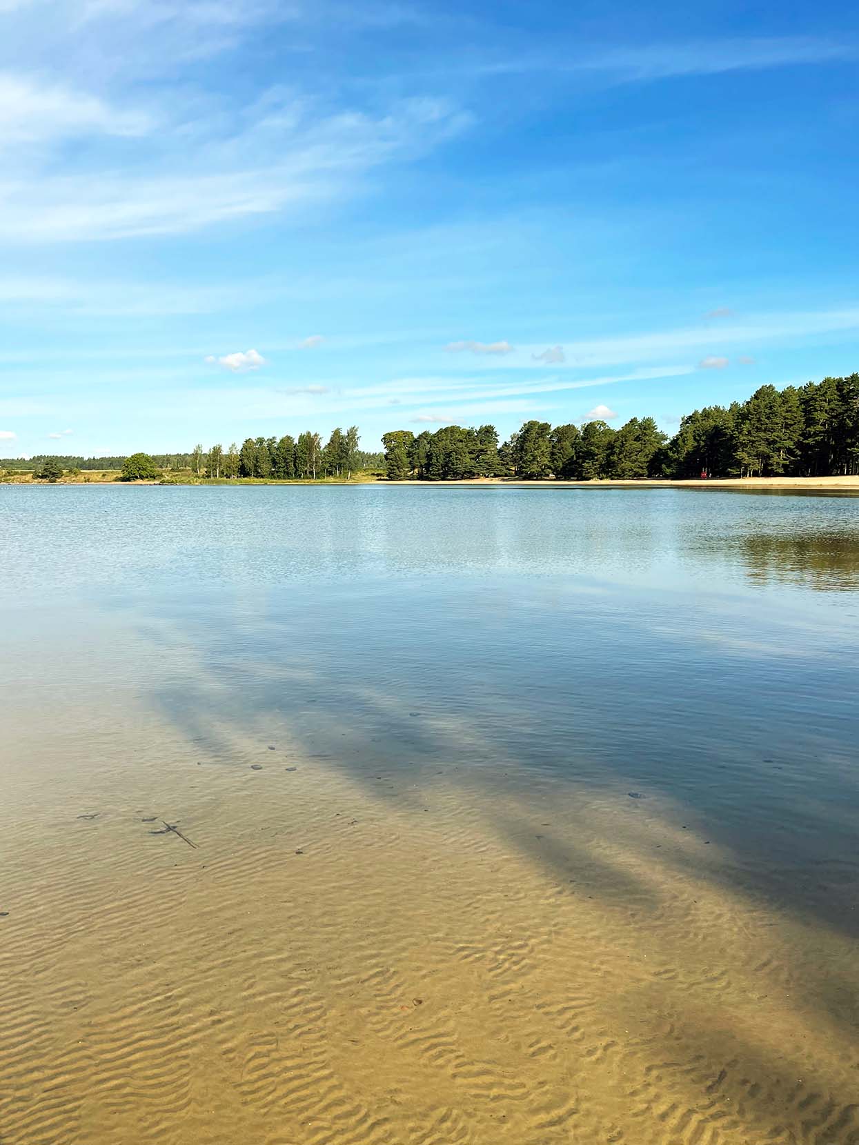 Stranden är långgrund och vattnet klart