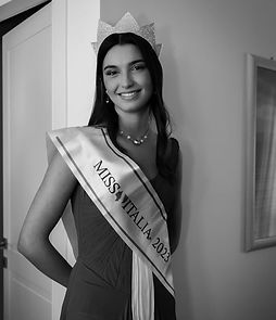 Una foto in bianco e nero di Francesca che indossa una fascia e una corona.