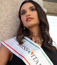 Francesca Bergesio che indossa la fascia di Miss Italia