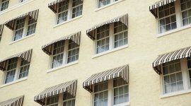 finestre con tende su facciata esterna