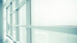 porta a vetri con struttura bianca