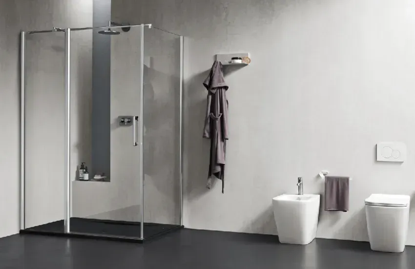 Bagno moderno con doccia in vetro, accappatoio e WC. Combinazione di colori grigio e bianco.
