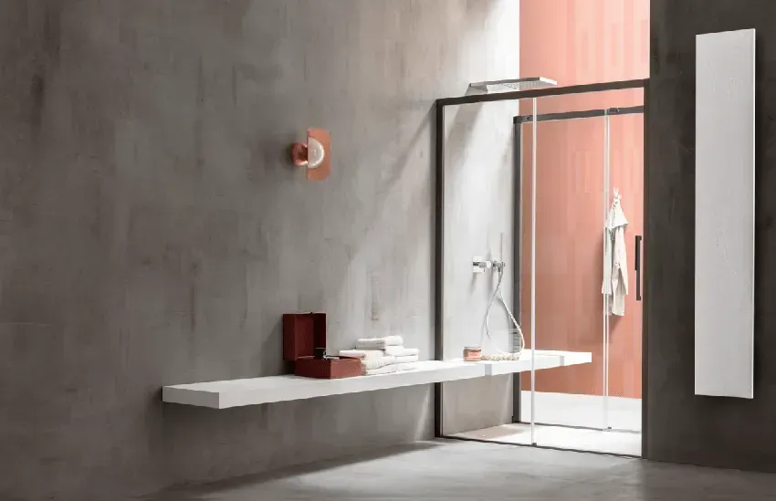 Bagno moderno con parete grigia, doccia dietro una porta in vetro, mensola sospesa