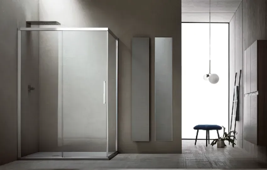 Bagno moderno con doccia in vetro, arredamento minimalista, colori neutri.