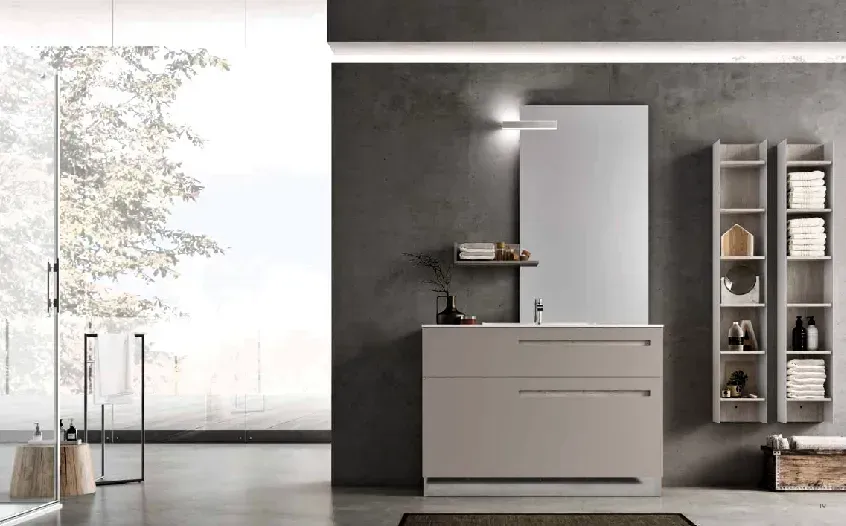 Bagno moderno con mobile lavabo grigio, grande specchio e mensole a vista.