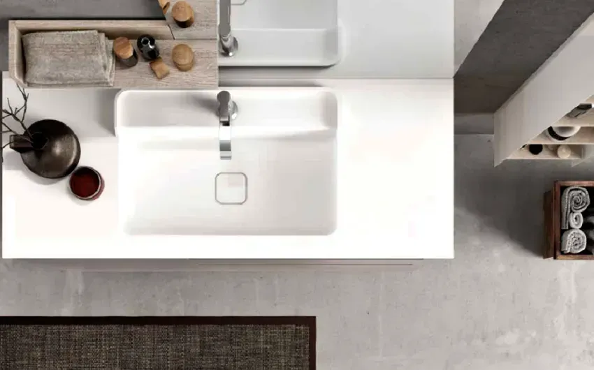 Vista dall'alto di un moderno mobile da bagno bianco con lavabo rettangolare, pavimento grigio 