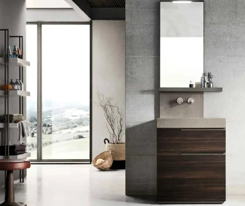Bagno moderno con mobiletto in legno scuro, lavandino in cemento, grande specchio 