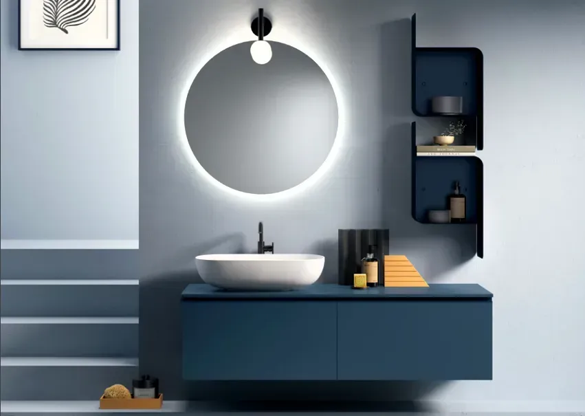 Moderno bagno blu con mobile lavabo sospeso, specchio rotondo e mensole.