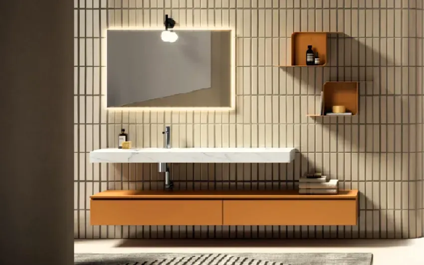 Bagno moderno con mobiletto arancione, lavandino in marmo e parete piastrellata.