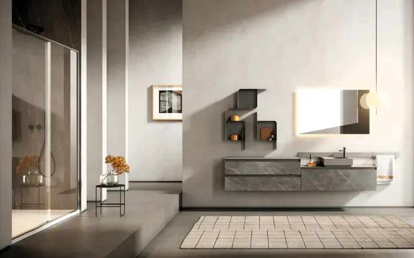 Bagno moderno con mobile lavabo sospeso, specchio a parete e mensole; tonalità neutre chiare.