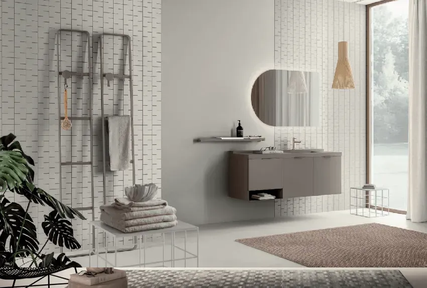 Bagno moderno con mobile lavabo, specchio e portasciugamani, caratterizzato da colori neutri e luce naturale.