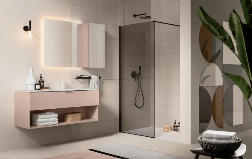 Bagno moderno rosa con doccia, mobile lavabo e decorazioni murali.