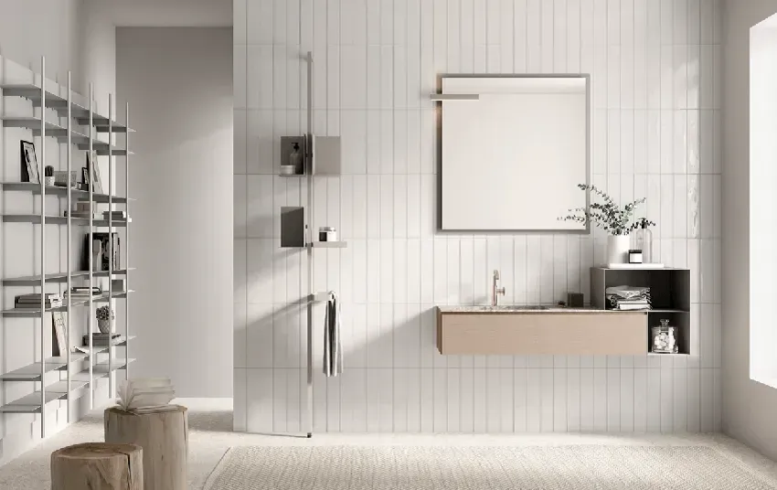 Bagno moderno con parete bianca con linee verticali, mobile lavabo sospeso, specchio quadrato e mensole minimaliste.