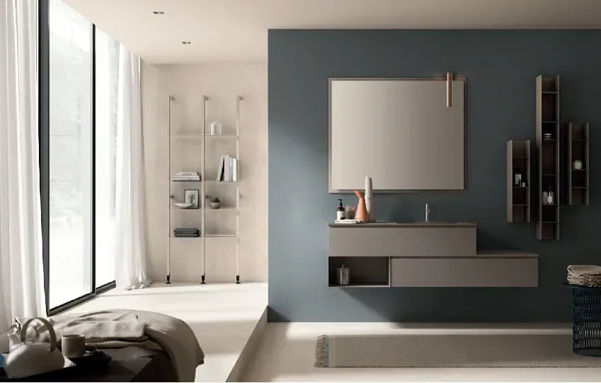 Bagno moderno con parete blu, grande specchio e mensole aperte.