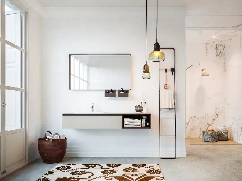 Bagno moderno con pareti bianche, mobile lavabo sospeso, specchio, tappeto fantasia e doccia aperta.