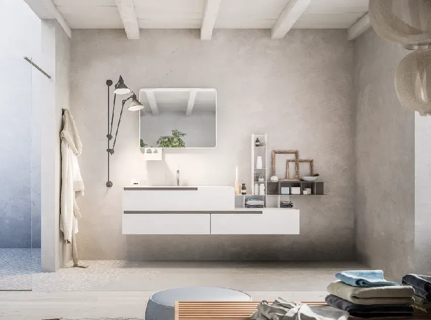 Bagno bianco con mobile lavabo sospeso, specchio e mensole decorative a parete.