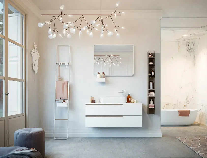Moderno bagno bianco con mobile lavabo, specchio e portasciugamani indipendente; sullo sfondo è visibile una vasca da bagno.
