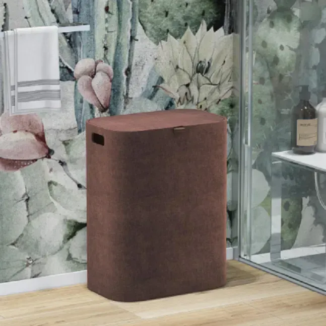 Cesto portabiancheria in tessuto marrone in un bagno con carta da parati a motivi floreali