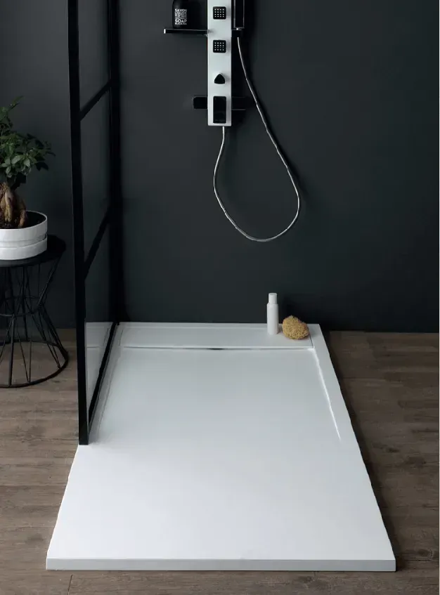 Piatto doccia rettangolare bianco con parete grigio scuro e pavimento in legno.