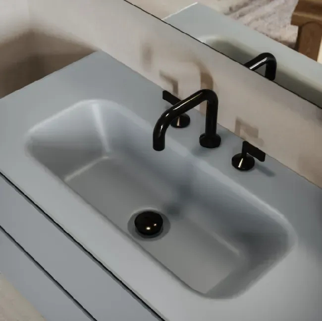 Lavandino grigio del bagno con rubinetto e accessori neri, riflesso in uno specchio.