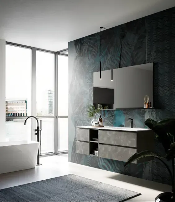 Bagno moderno con mobile lavabo sospeso, grande specchio e parete decorata con motivi blu.