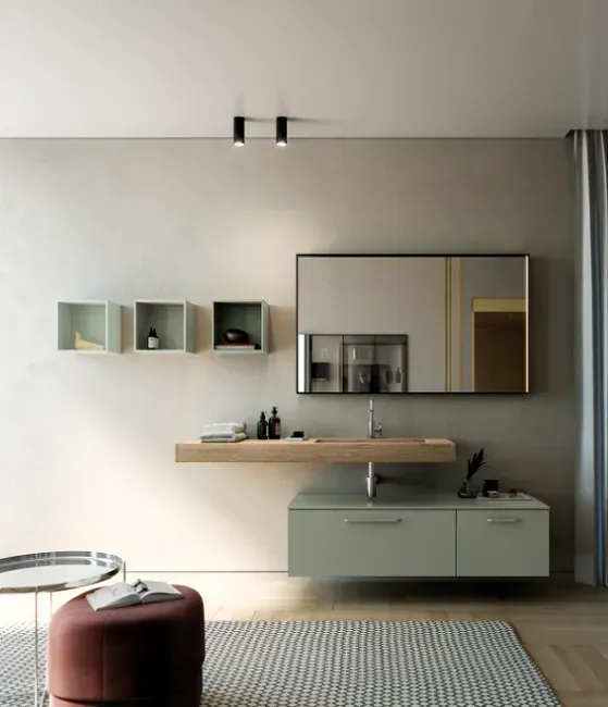 Bagno moderno con mobile lavabo sospeso, specchio e mensole in tonalità neutre.