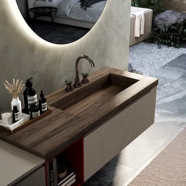 Mobile bagno con piano in legno, lavabo rettangolare e specchio rotondo.
