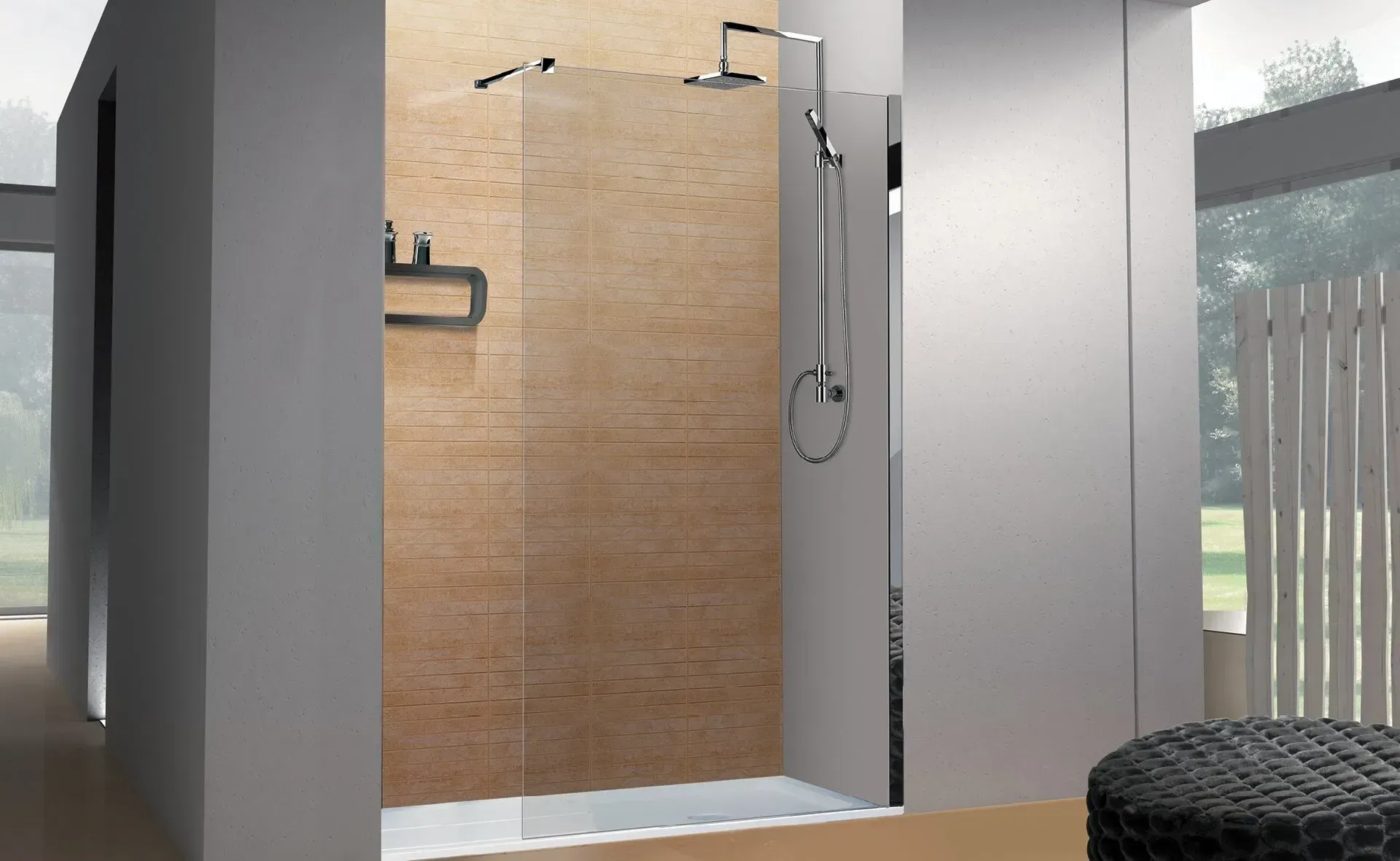 Doccia moderna con pareti in vetro, sfondo piastrellato beige e accessori minimalisti.