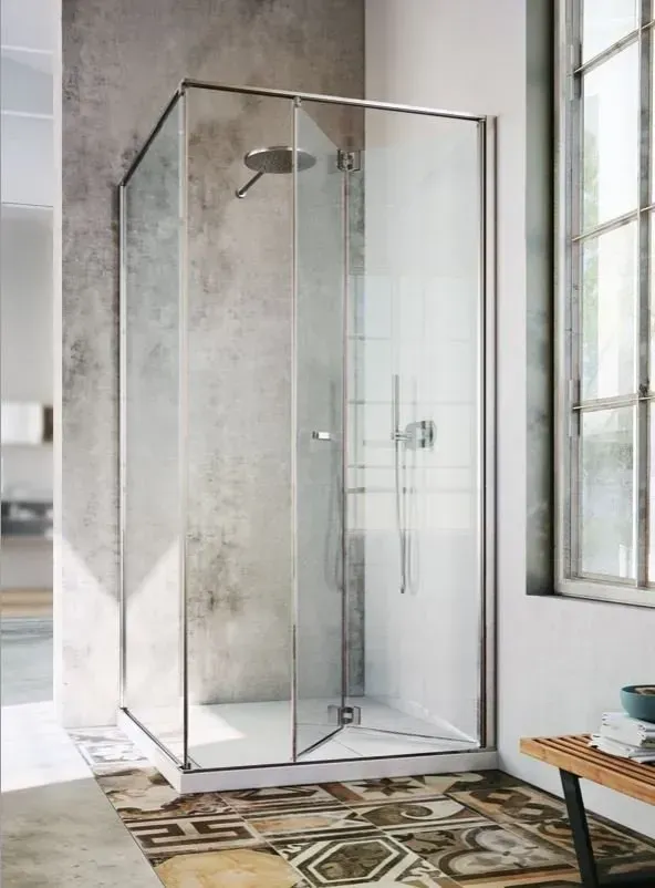 Box doccia in vetro in un bagno moderno.