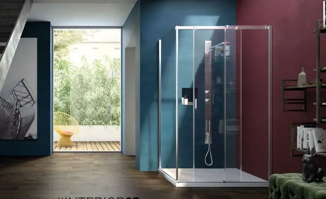 Box doccia moderno in vetro in un bagno colorato con vista sull'esterno.