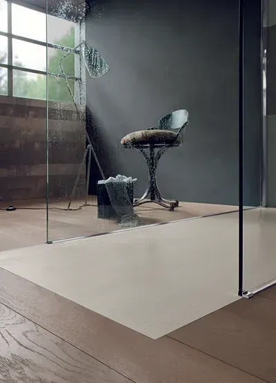 Bagno moderno con doppio lavabo, sanitari dorati e pavimento in piastrelle fantasia.