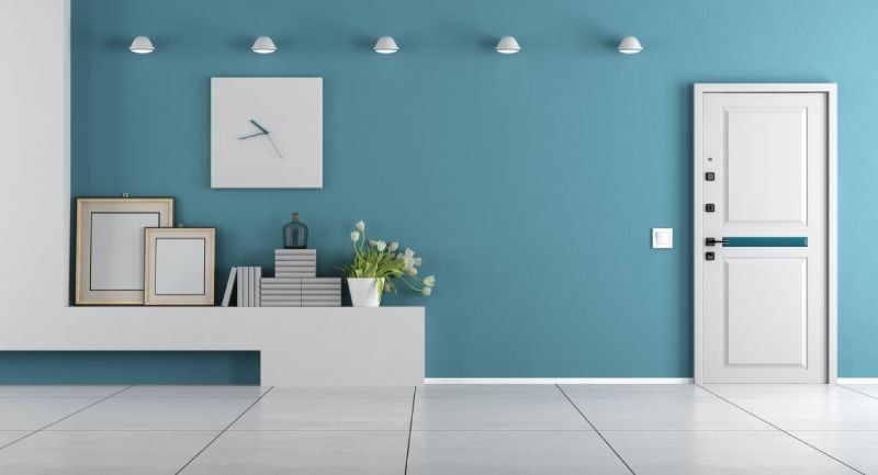 stanza con porta blindata