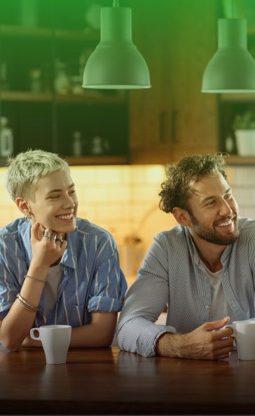 Un hombre y una mujer están sentados | Plurum | Transformación cultural y creación de entornos de bienestar