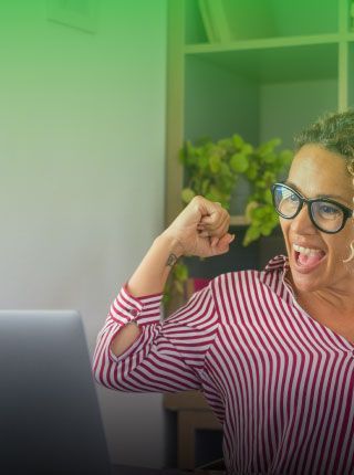 Una mujer que lleva gafas | Plurum | Transformación cultural y creación de entornos de bienestar