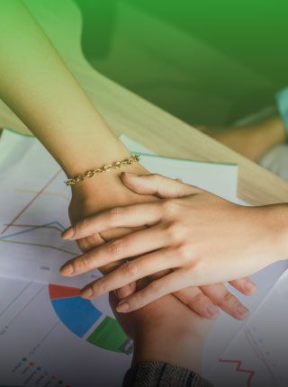 Un grupo de personas junta sus manos. | Plurum | Transformación cultural y creación de entornos de bienestar