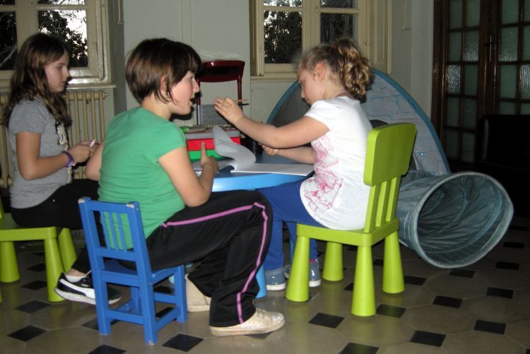 bambini mentre disegnano insieme