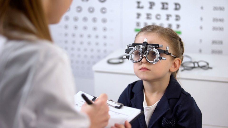 bambino durante un esame della vista presso il centro