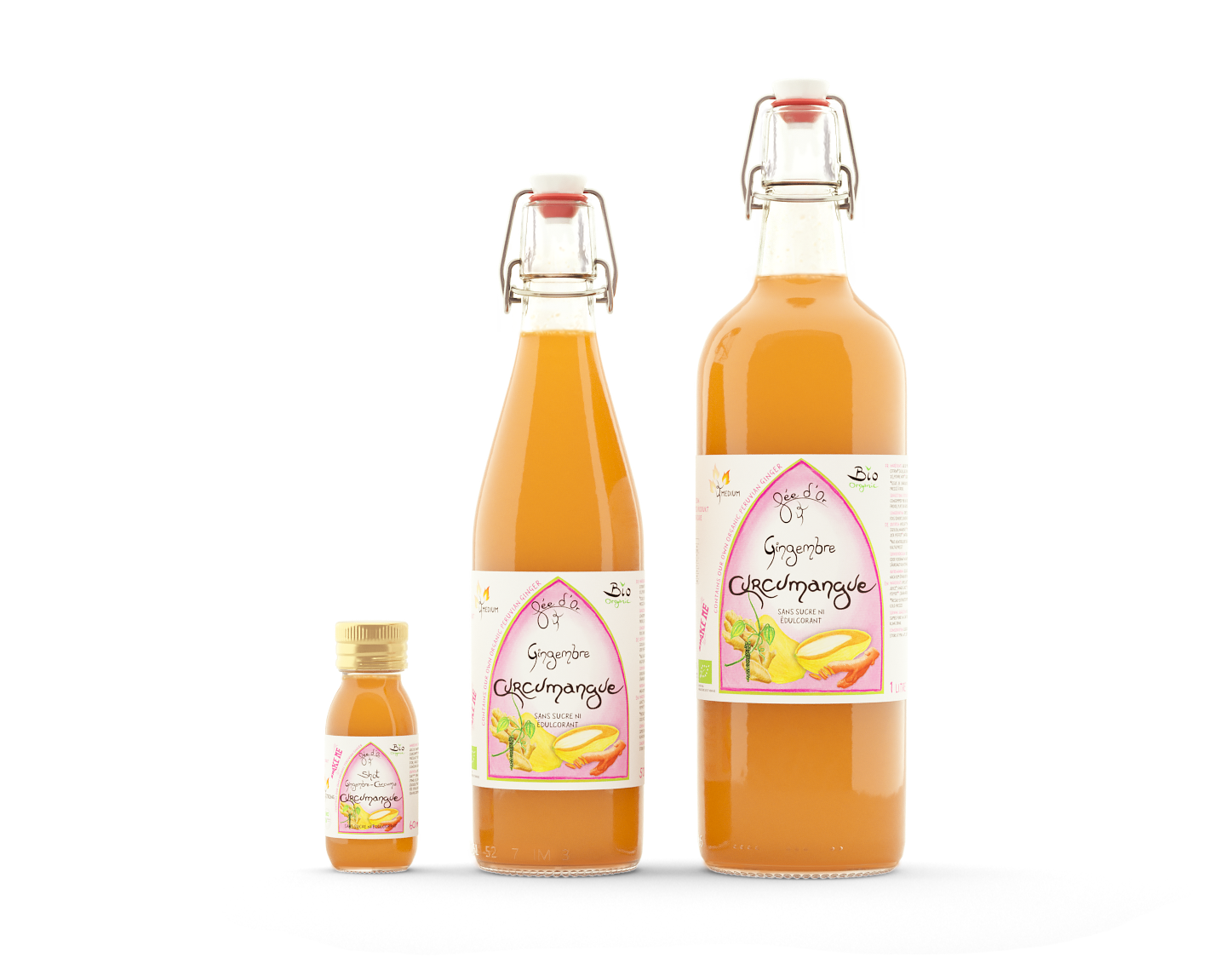 Trois bouteilles de jus de couleur orange, de tailles différentes, avec des étiquettes et des couvercles à bascule, alignées sur une surface blanche.