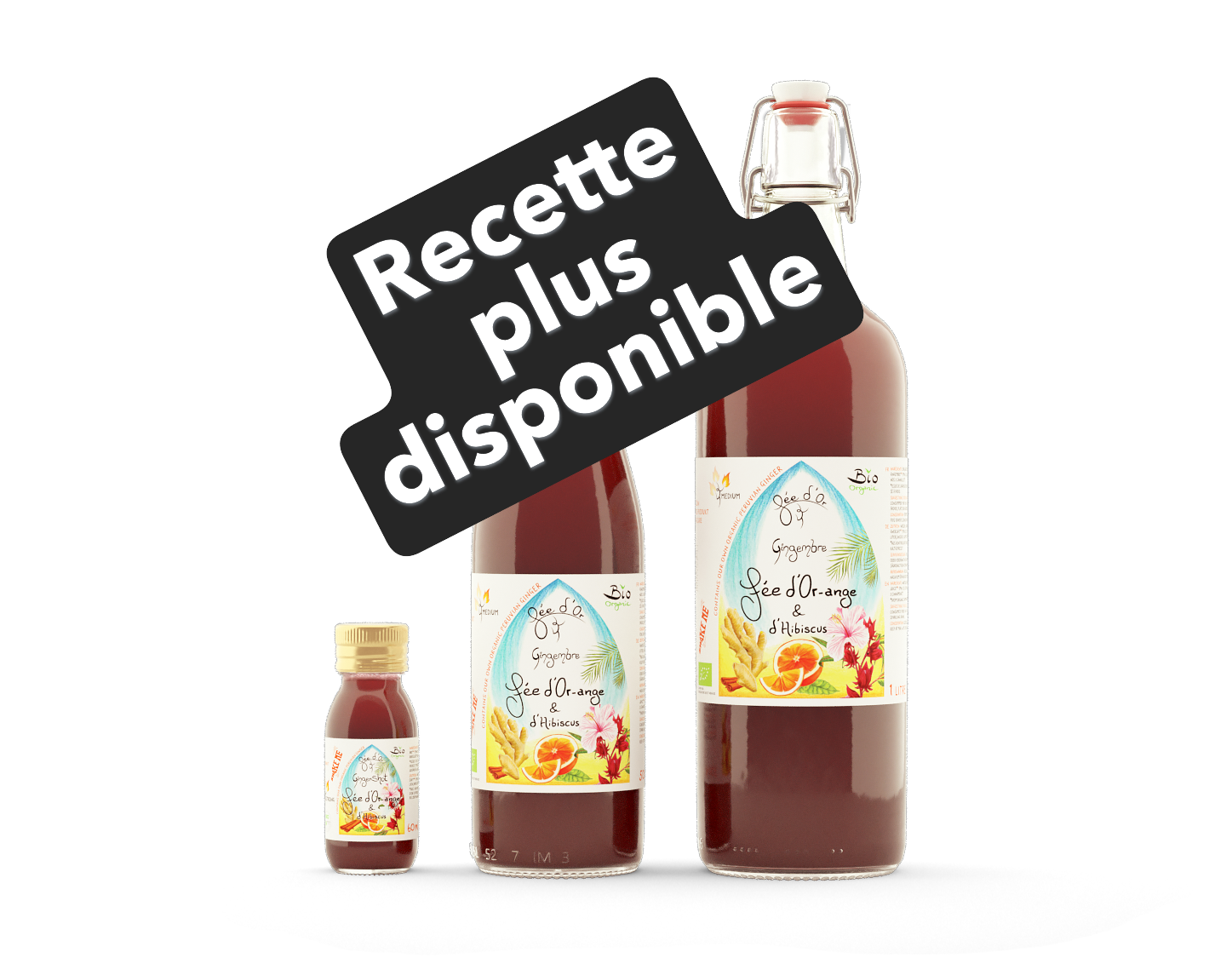 Trois bouteilles de liquide rouge foncé avec des étiquettes de tailles variables, sur fond blanc.