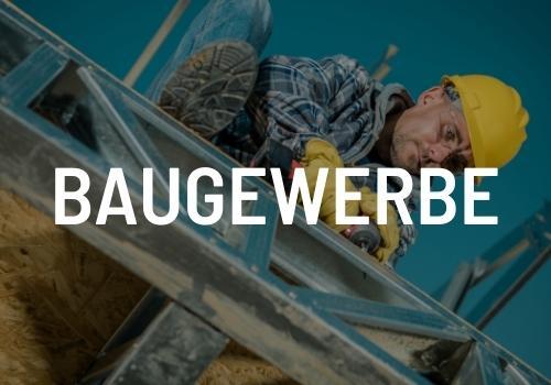 Ein Bauarbeiter liegt auf einer Leiter.