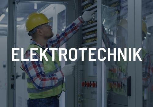 Ein Mann mit Schutzhelm und Sicherheitsweste arbeitet an einem Schaltkasten.