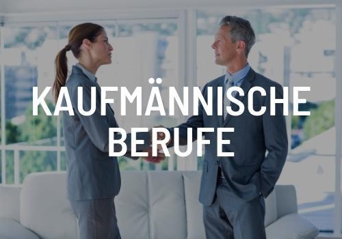 Ein Mann und eine Frau geben sich in einem Wohnzimmer die Hand.