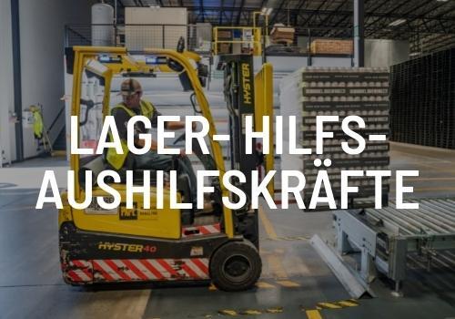 Ein Mann fährt einen gelben Gabelstapler durch ein Lagerhaus.