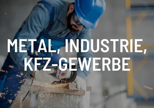 Ein Mann mit Schutzhelm schleift ein Stück Metall.