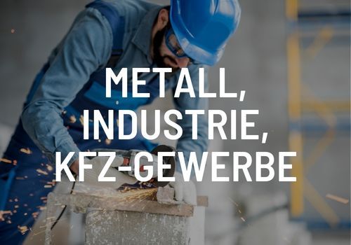 Ein Mann mit Schutzhelm schleift ein Stück Metall.